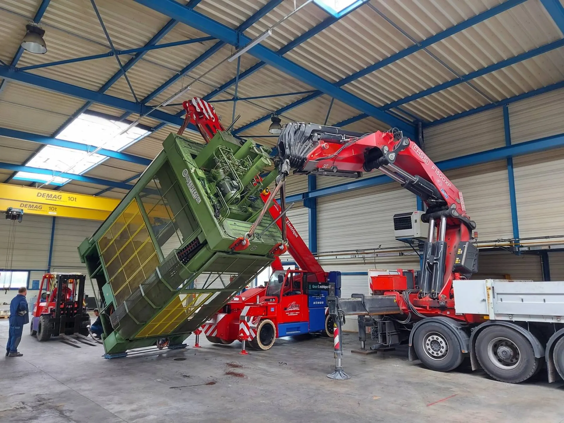 Manutention, levage combiné grue électrique 40 tonnes et grue auxiliaire