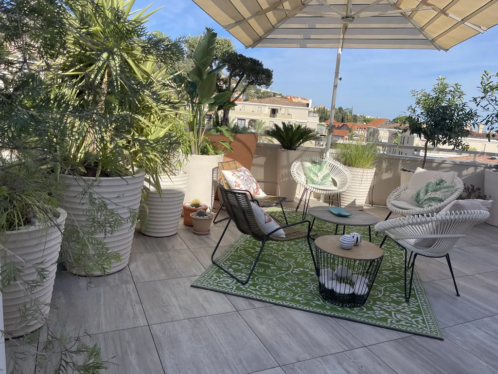 Création de jardinières avec végétaux méditerranéens, arrosage goutte-à-goutte et clôture bambou à Hyères-les-Palmiers