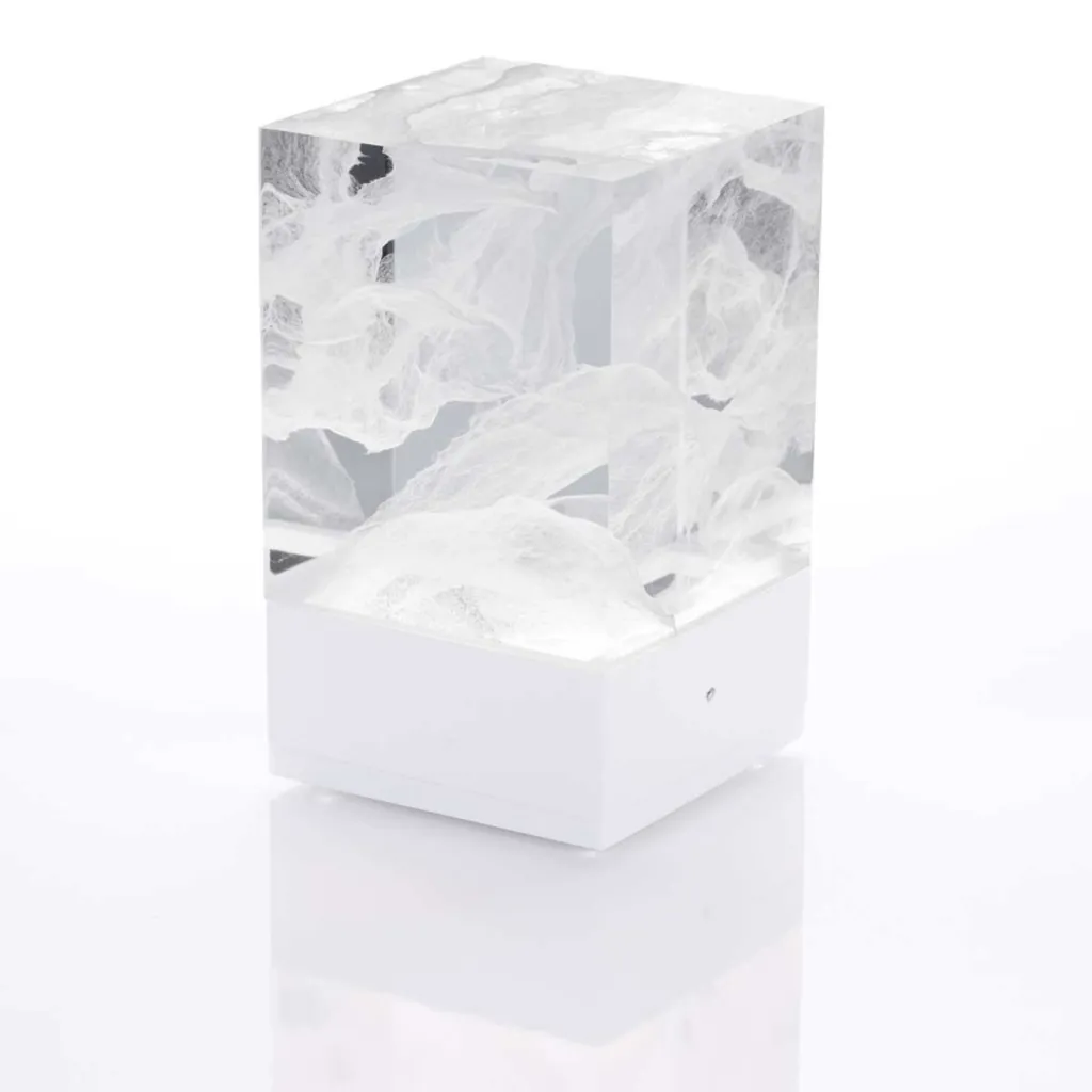 photo lampe design la D-cüb nuages fond blanc socle blanc