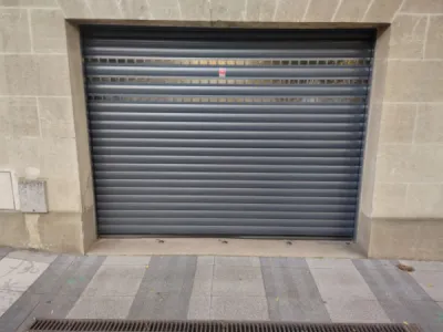 Pose d’une porte de garage enroulable grise en plein centre-ville de Bordeaux
