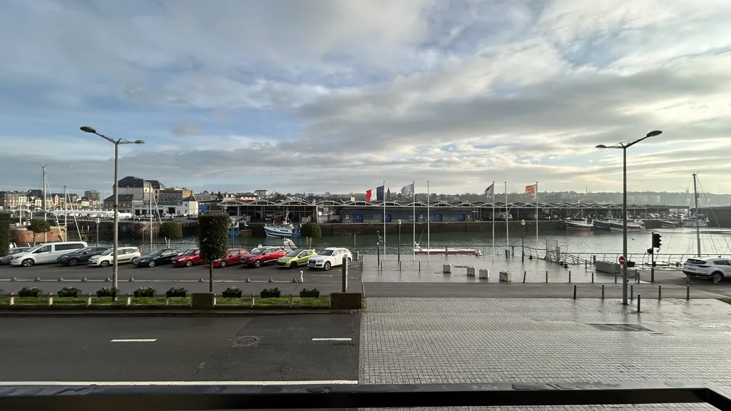 T2 loué de 40.70 m² avec vue port, au 1er étage à proximité immédiate du centre-ville de Dieppe.