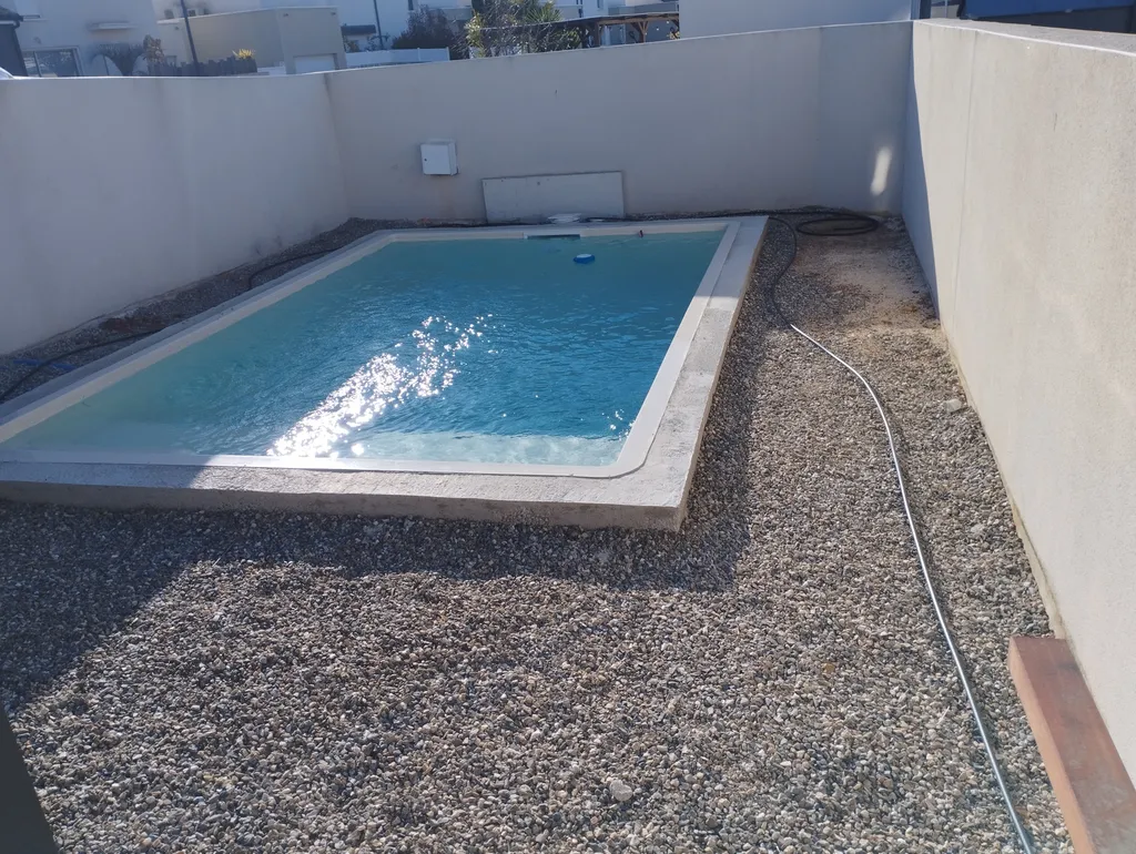 Pose d'une terrasse contour de piscine de 40 m² en itauba avec finitions soignées à Bessan proche de Mèze