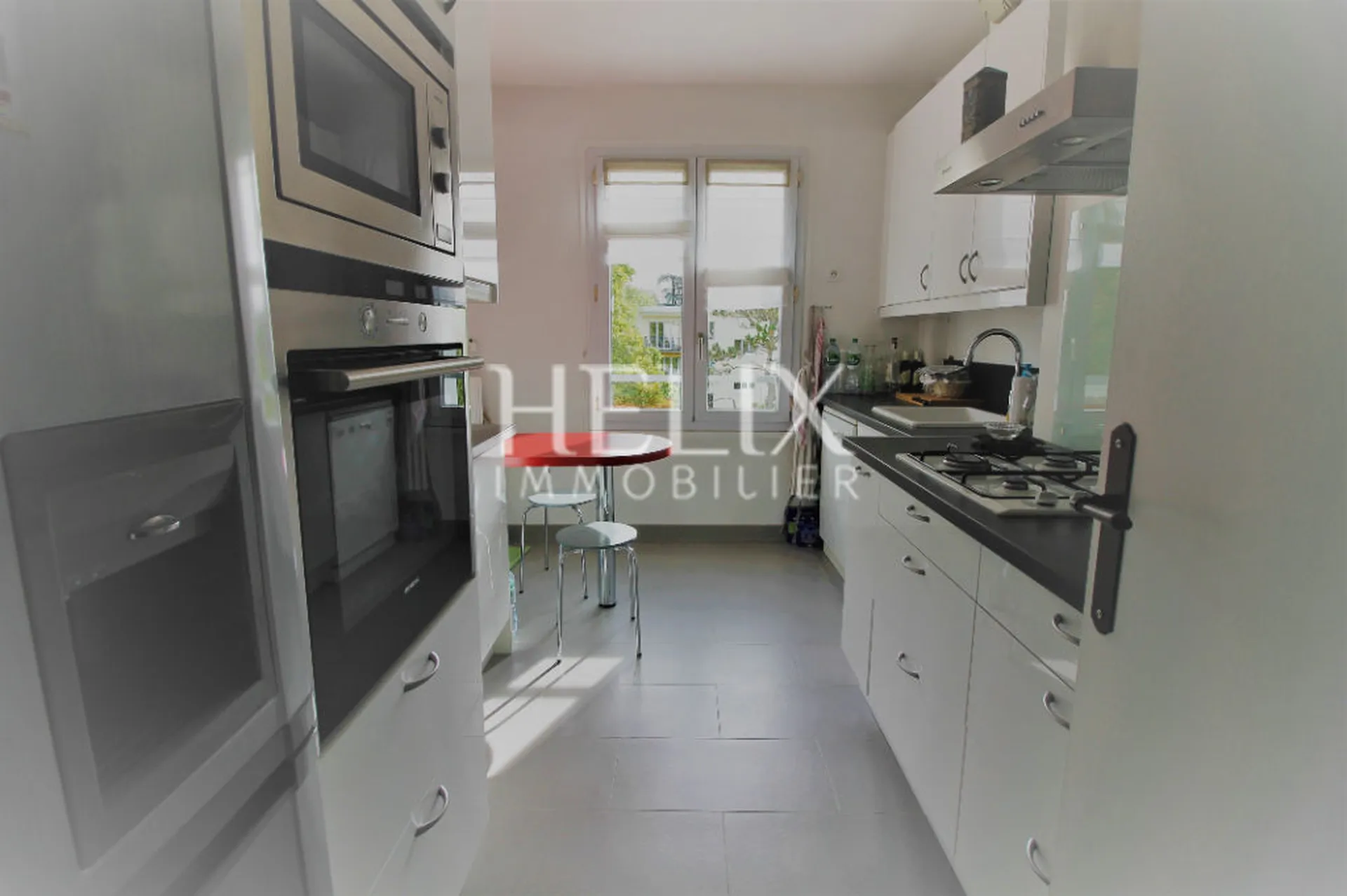 Vous voulez vivre dans le quartier forêt de Saint Germain en  Laye, nous vous proposons un appartement dans la résidence du Parc de Noailles avec une place de parking