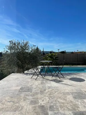 DALLAGE EXTERIEUR TRAVERTIN SILVER RUSTIC AU FORMAT OPUS