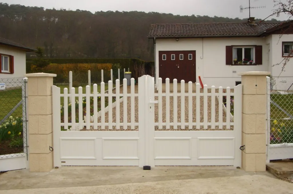 Installation d'un portail battant en PVC blanc pour une maison individuelle à Rouen 76