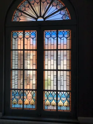 conception et réalisation d’une salle de  bain clé en main haut de gamme avec décor tapisserie , marbre et baignoire balnéothérapie 