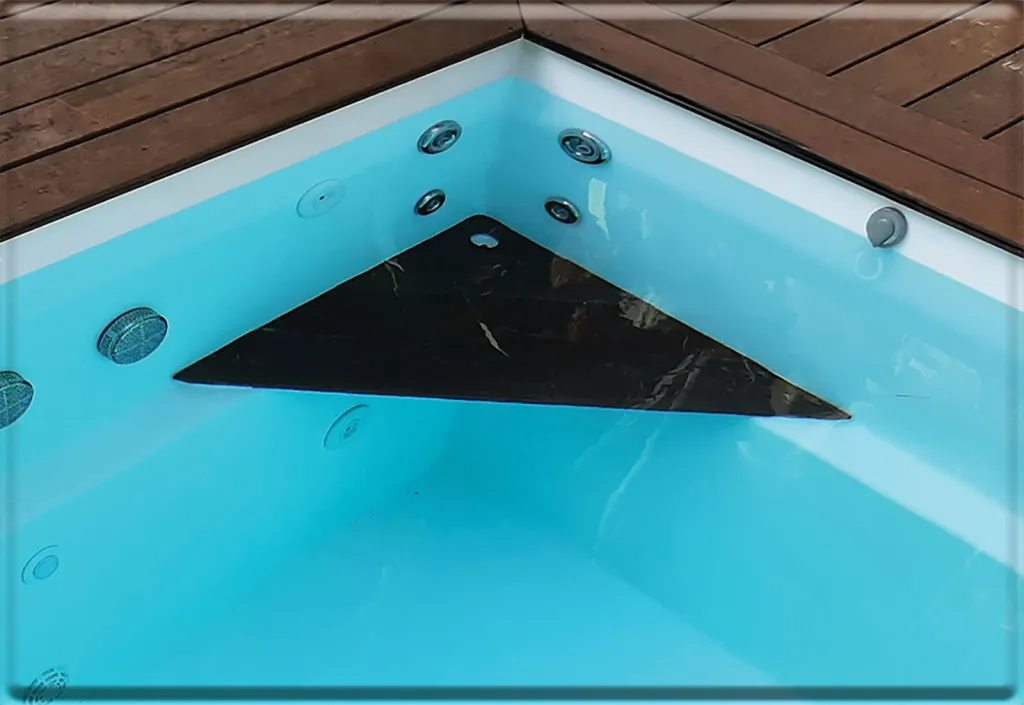 Une mini piscine fitness haut de gamme de moins de 10m² et un aménagement extérieur complet Une mini piscine fitness haut de gamme de moins de 10m² et un aménagement extérieur complet