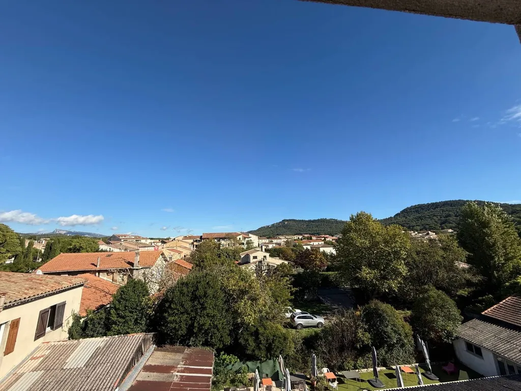 Vue dégagée sur le village de Roquefort la Bédoule