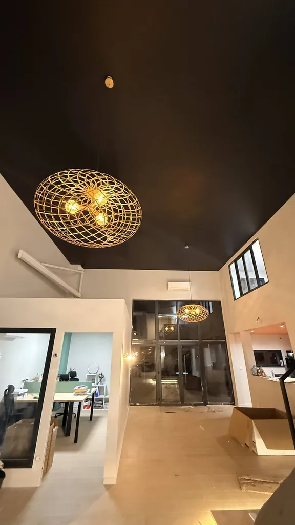 Installation d'un plafond tendu noir mat dans un hall de bureau avec escalier design - Toulouse