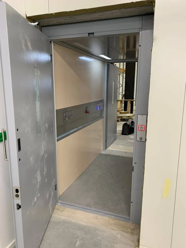 Installation d'un élévateur monte-charges VIMEC E07 dans un entrepôt logistique près d'Aix en Provence