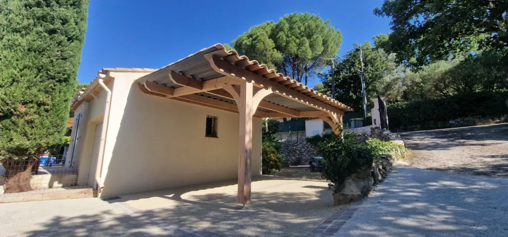 Conception et installation d’un auvent en bois douglas avec couverture en tuiles à Camps-la-Source (83)