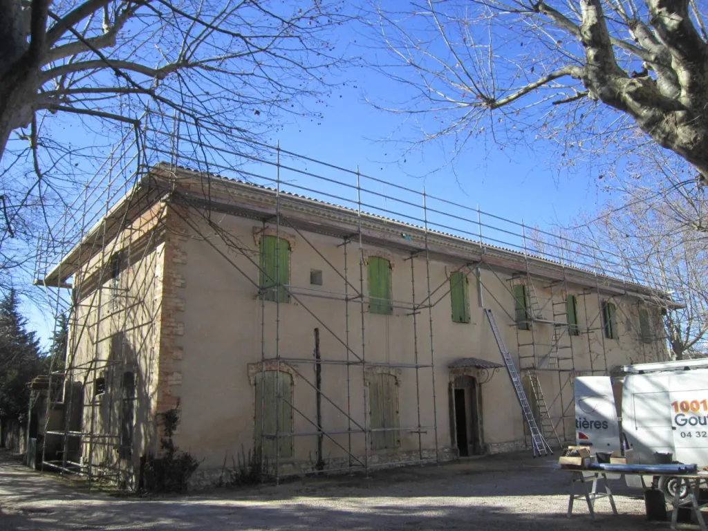 Installation de gouttières en zinc soudée à l'étain à Orange solution sur-mesure avec pose professionnelle et étanchéité renforcée