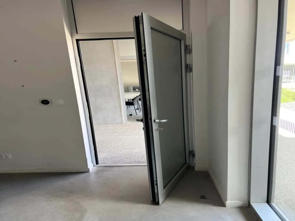 Installation poignées inox et remplacement serrure multipoints avec réglages menuiseries aluminium pour projet Mobipolis Beauzelle Toulouse