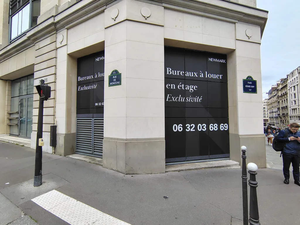 Vitrophanie pour commercialiser des bureaux à louer à Paris 17