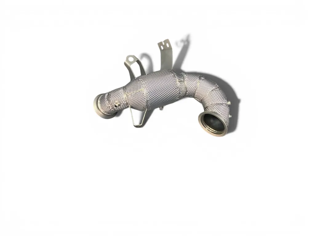 Downpipe catalyseur sport JU Exhaust pour Mercedes-AMG A45 S, CLA45 S et GLA45 S 2.0 turbo. Pièce performance en inox optimisant le flux des gaz d’échappement, réduisant les contre-pressions et améliorant la réactivité du moteur pour un gain de performanc