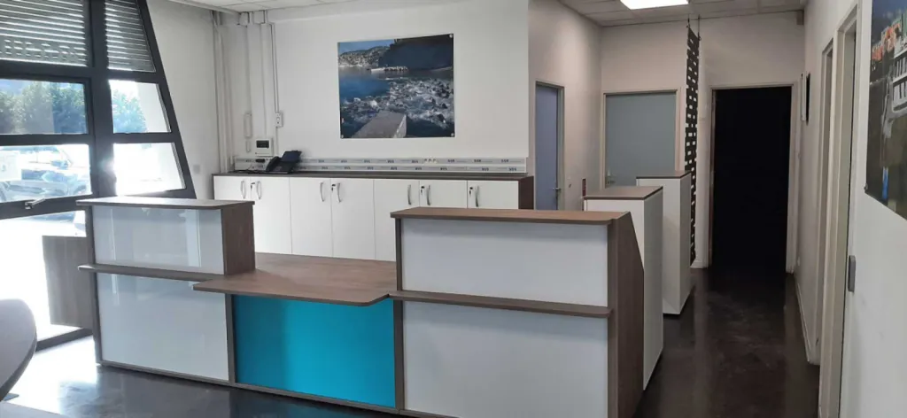 Réaménagement d’un espace d’accueil universitaire à Nice avec deux banques modernes, écrans acoustiques et rangements sécurisés pour l’Université de Nice Côte d’Azur – STAPS