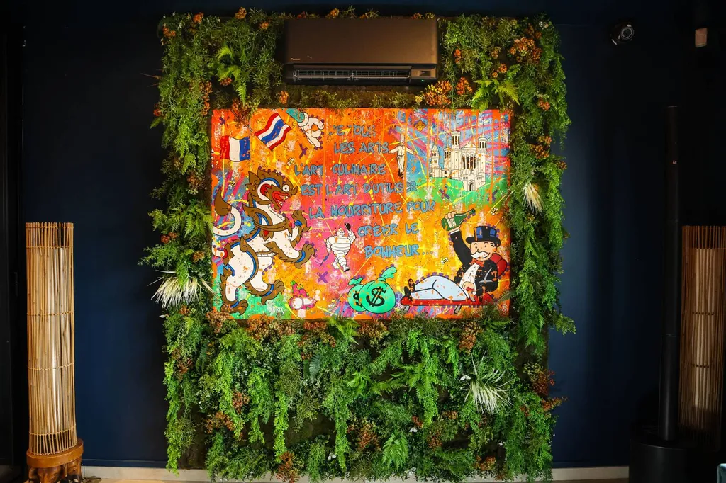 mur vegetal avec tableau intégre à craponne dans un restaurant