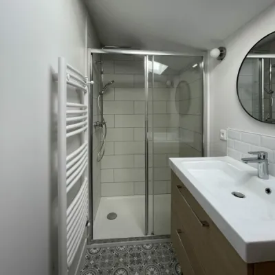 Salle d’eau repensée avec rangements pratiques et design sobre, par l'Atelier D, architecte d'intérieur à Bordeaux