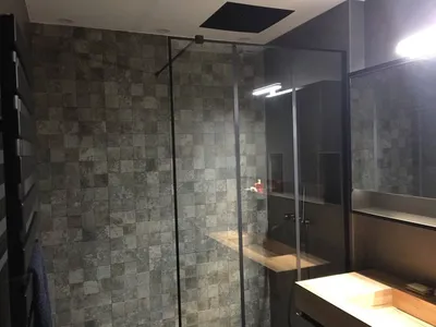 Agencement salle de bain effet pierre et bois dans l'est Lyonnais