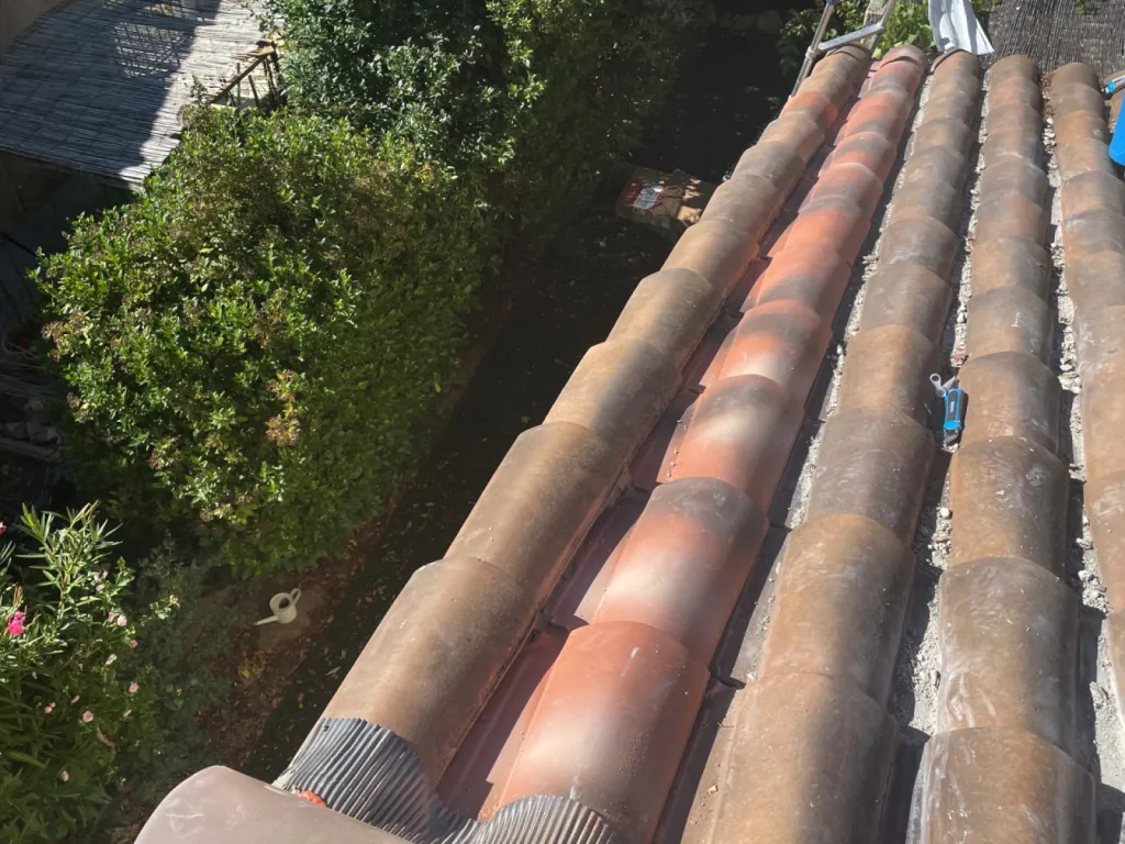 Changement d’un Faîtage avec Rive et nettoyage de toiture de maison sur Martigues