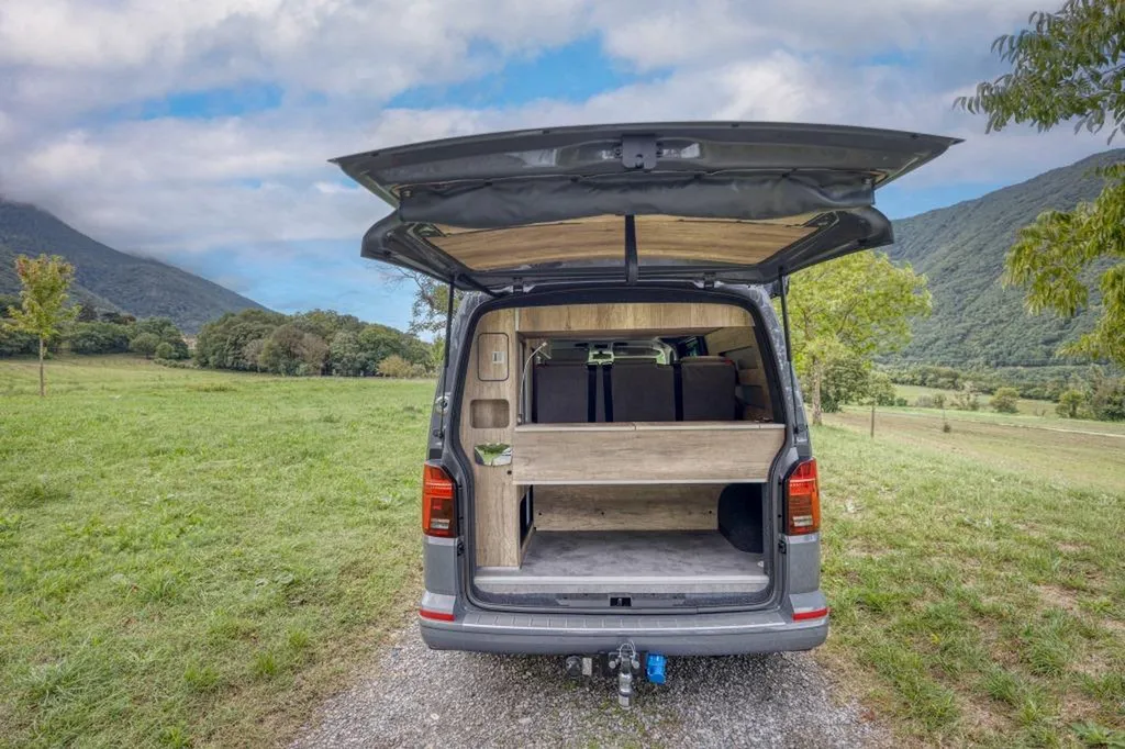 Spécialiste aménagement intérieur VW T6.1 Long full options à Annecy : transformation van premium en Haute-Savoie