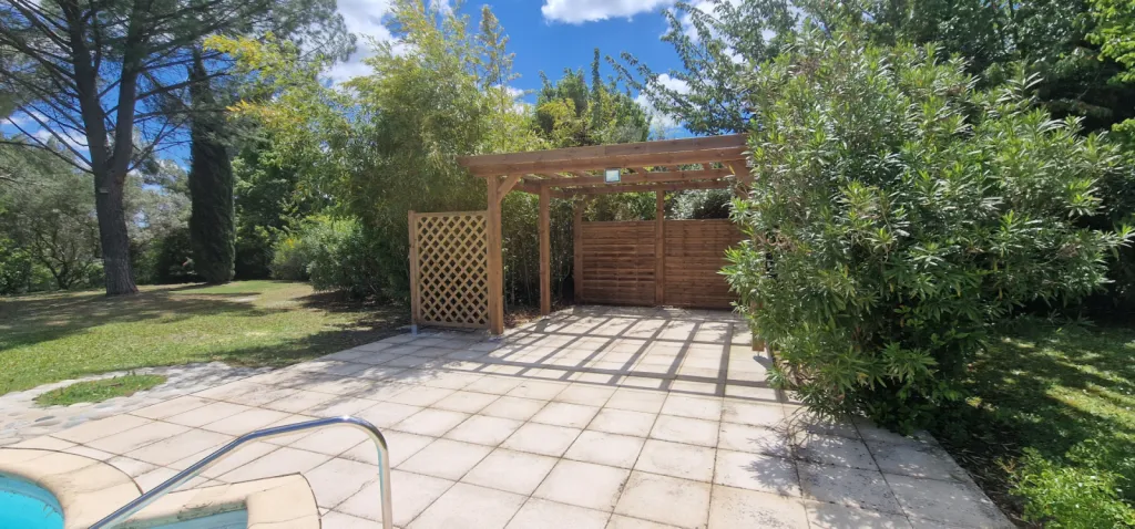 Pergola bois douglas et pin traité avec panneaux décoratifs intégrés – Barjols – modèle sur-mesure jardin