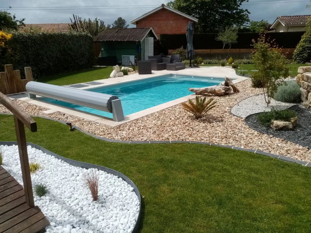 Piscine traditionnelle et volet roulant par la société AQUA 33 à ambarès et Lagrave