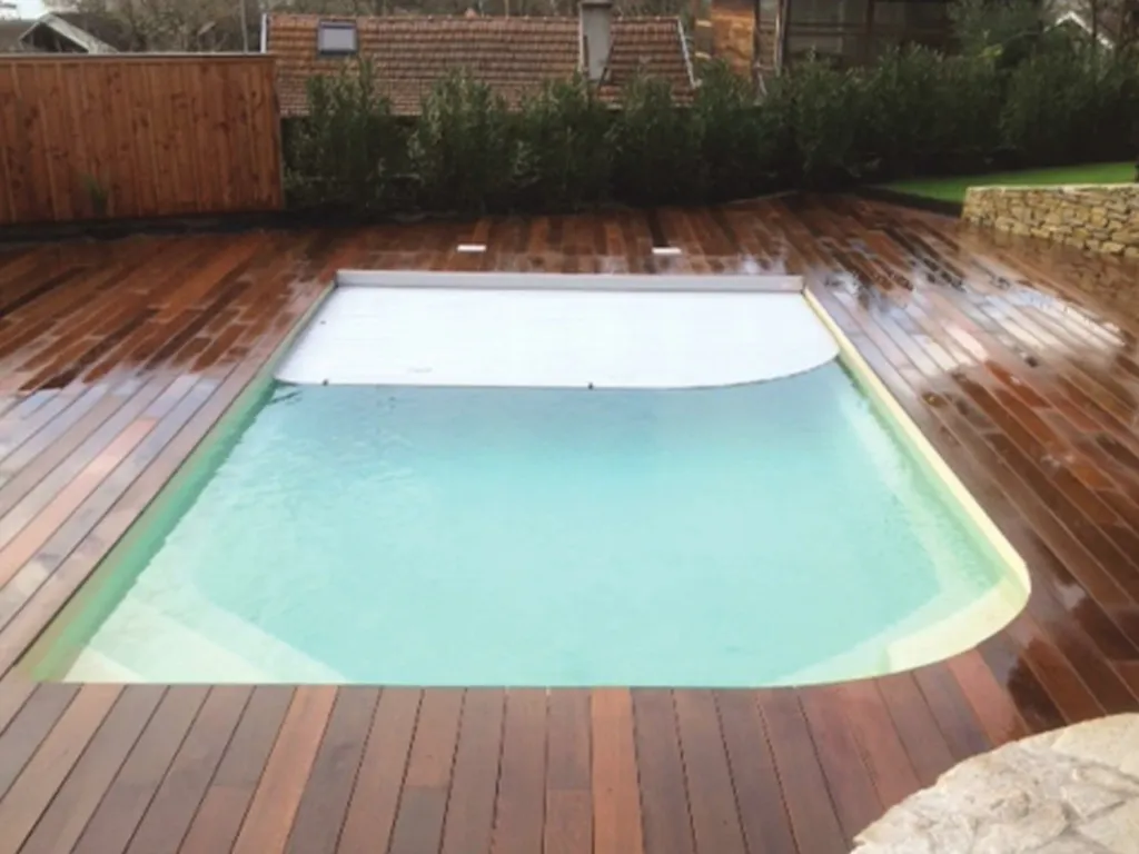 Pisciniste et expert en piscines coque avec volet immergé ou volet hors sol à Cestas et ses environs