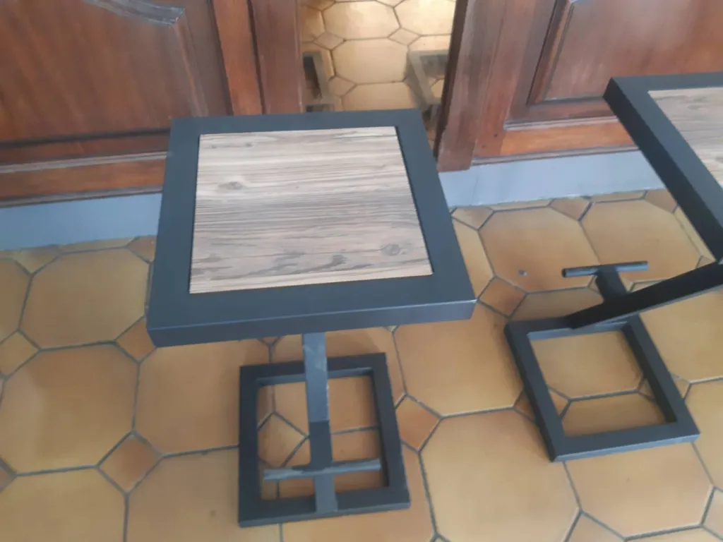 FABRICATION SUR MESURE DE TABOURETS METALLIQUES AVEC DESSUS BOIS POUR BAR HOTEL RESTAURANT MARSEILLE 13