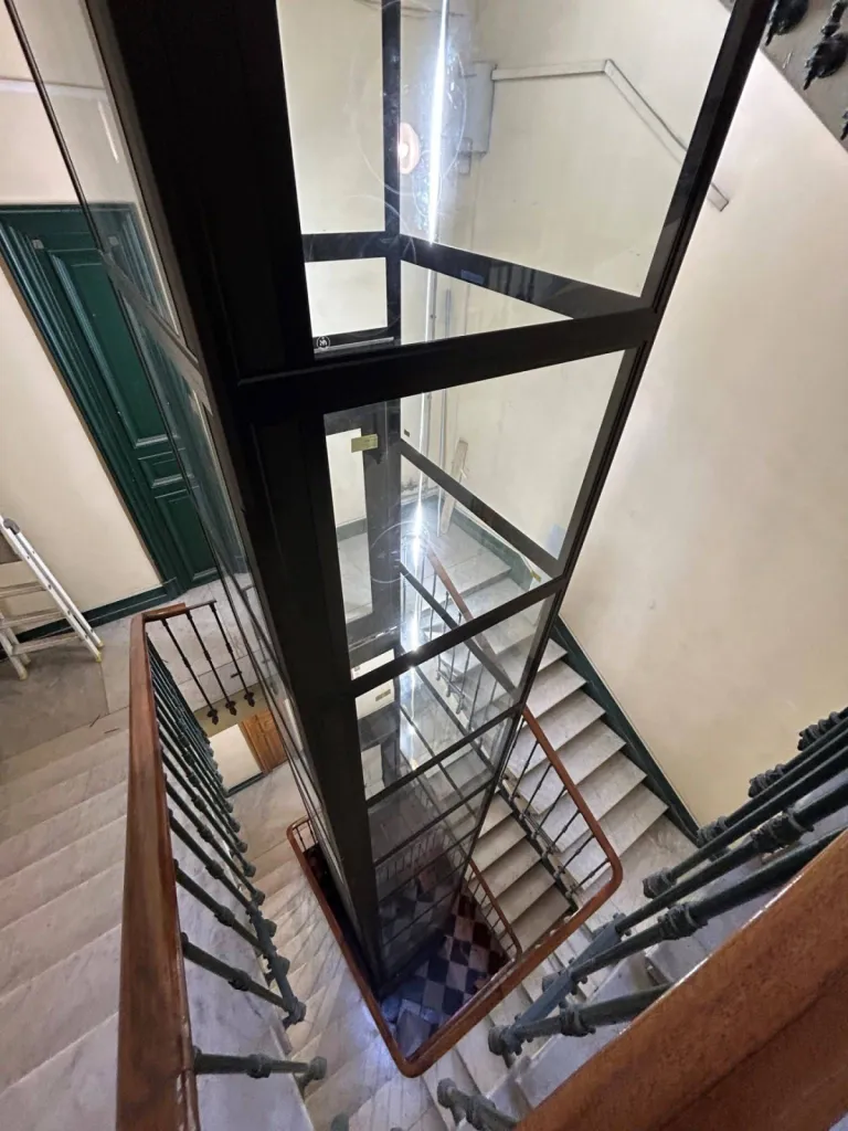 Transparence, luminosité et design caractérisent cet ascenseur privatif sur 5 niveaux en intérieur à Marseille