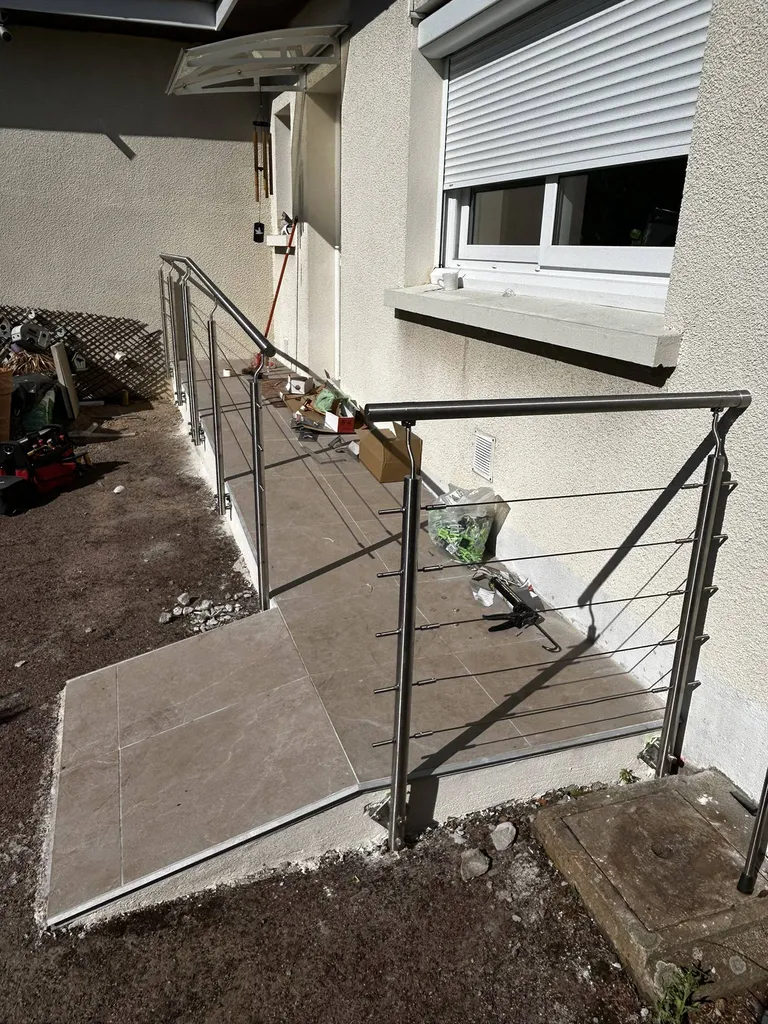 Rénovation partielle avec rampe d’accès PMR, terrasse mise à niveau et climatisation bi-split à Belleville-en-Beaujolais