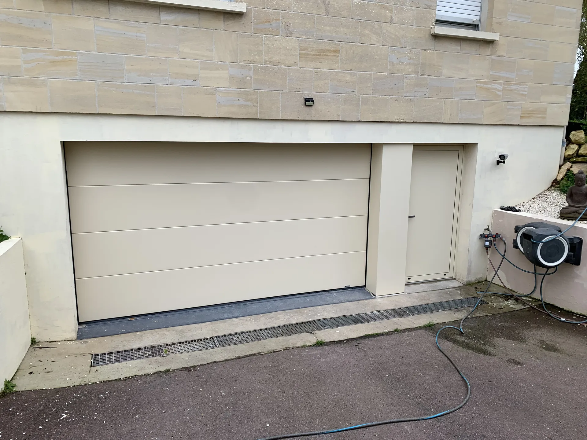 Installation de porte de garage sectionnelle motorisée, Remplacement de menuiseries et Automatisme à Bernay dans l’Eure 27 et ses Alentours