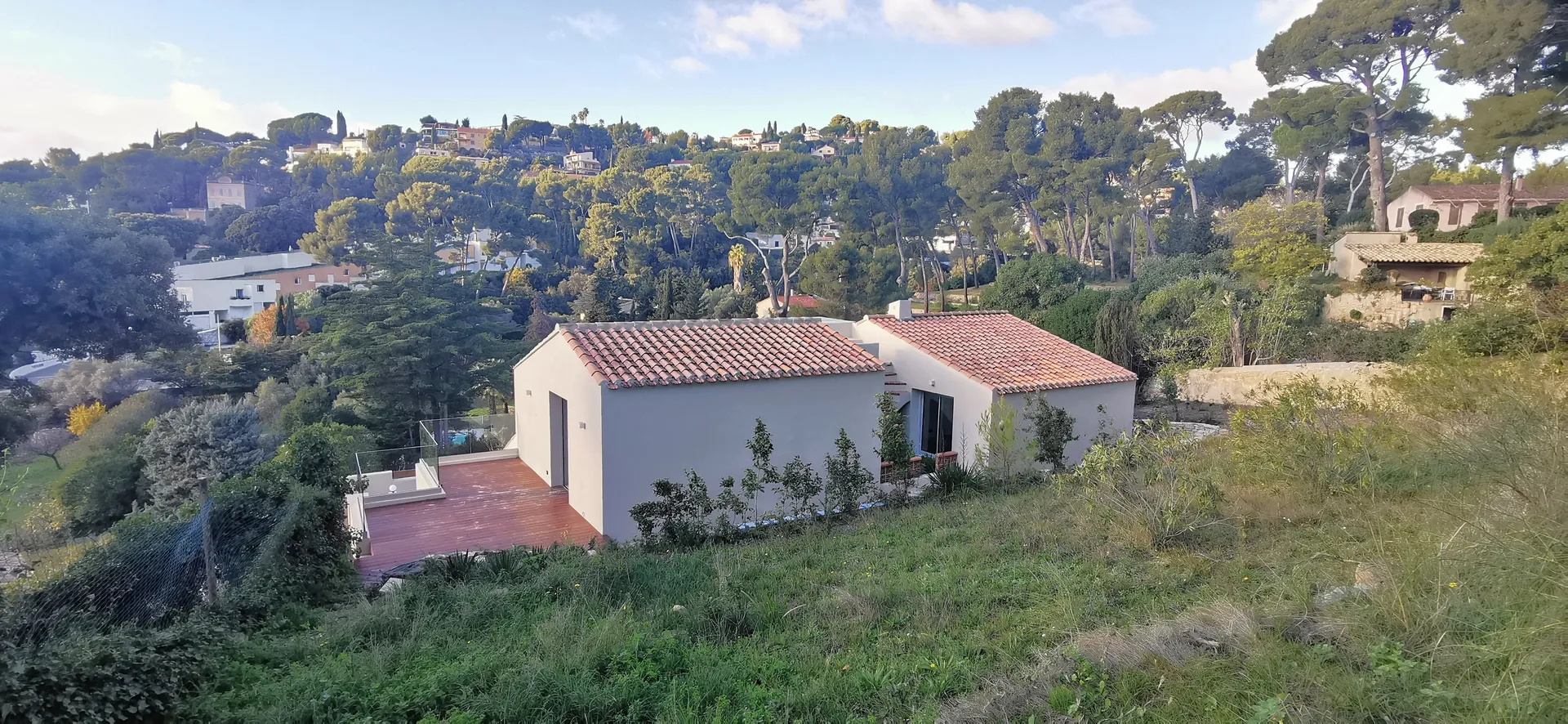 Vente maison individuelle entièrement rénovée Cassis à proximité immédiate du port à pied avec piscine, garage et dépendance