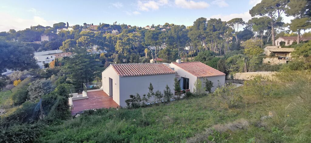 Vente maison individuelle entièrement rénovée Cassis à proximité immédiate du port à pied avec piscine, garage et dépendance