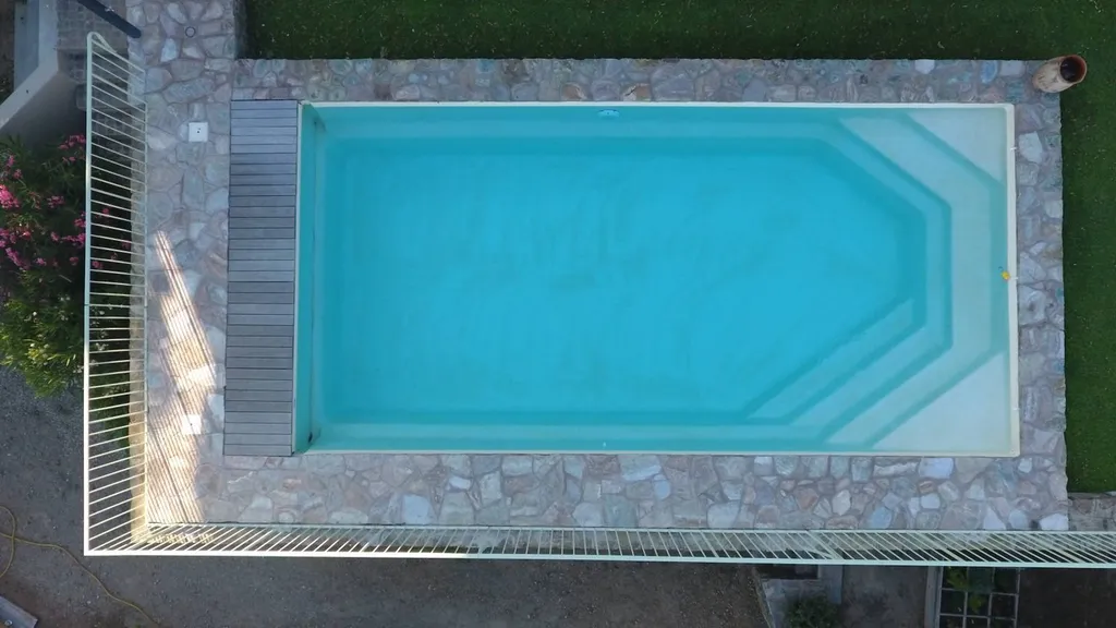 piscine rectangulaire vue drone