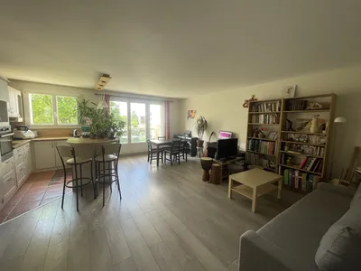 A vendre Croissy bel appartement rénové 3 chambres avec balcon et box à deux pas de la British school