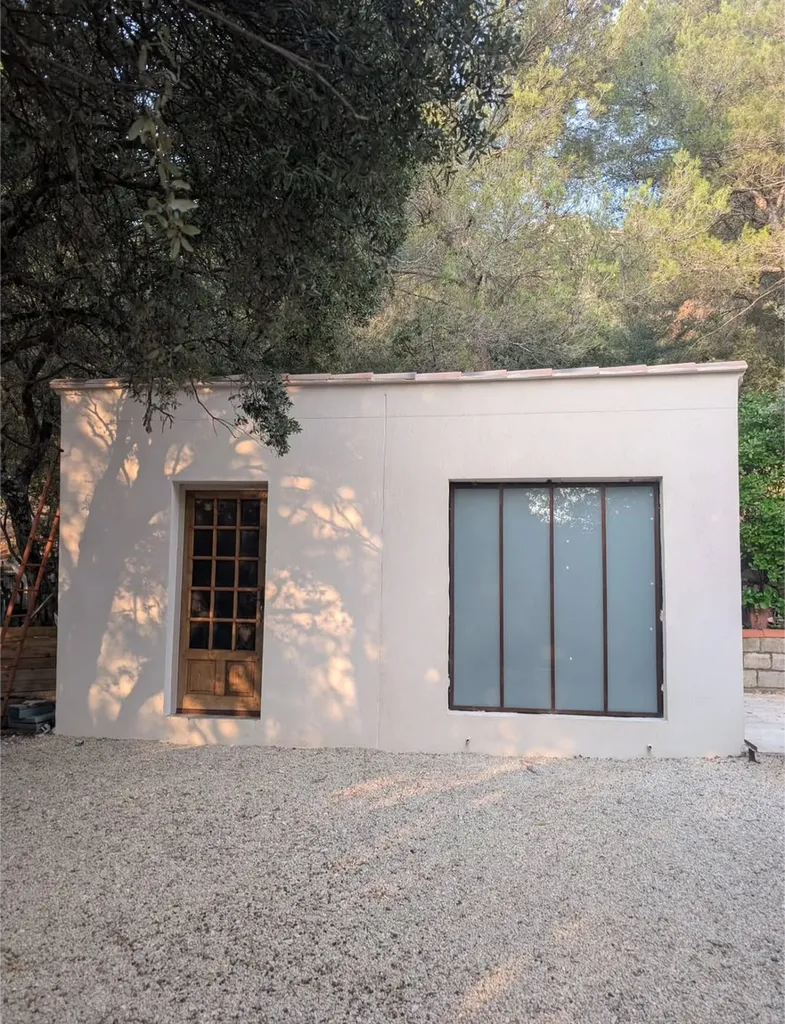 Réalisation d’une verrière atelier acier sur mesure à Saint-Marc-Jaumegarde avec finition rouille vernis et trame fer plat trompe l’œil, offrant un rendu esthétique haut de gamme signé Atelier PAF Ferronnerie Aix-en-Provence