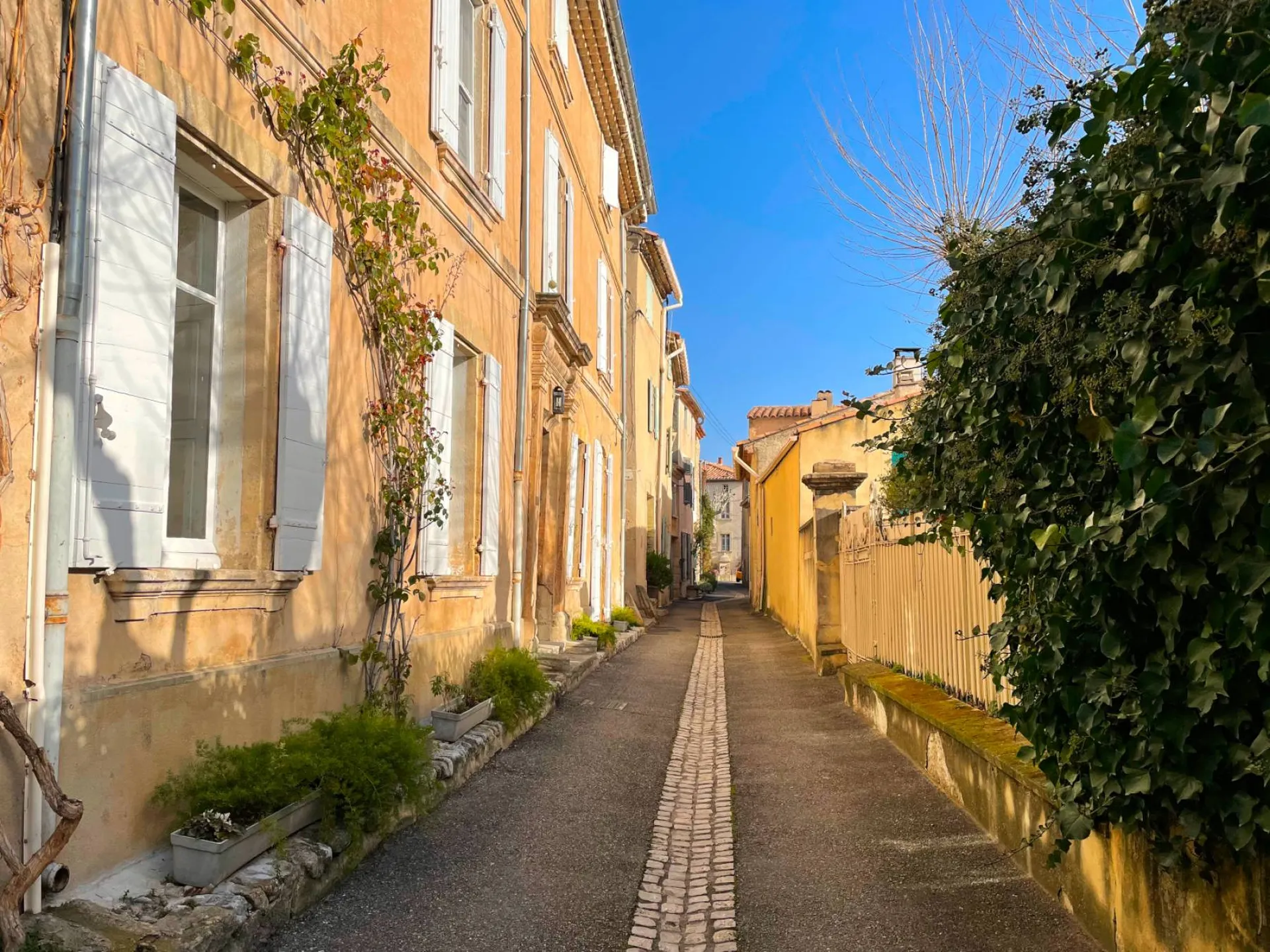 le BARROUX : Immeuble au coeur du village avec vue imprenable sur le mont Ventoux   