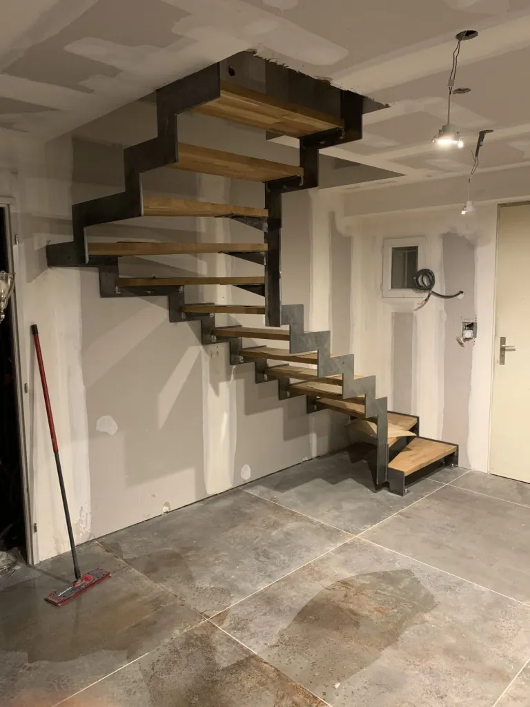 Création et pose d'un escalier avec limons à crémaillères à Rousset