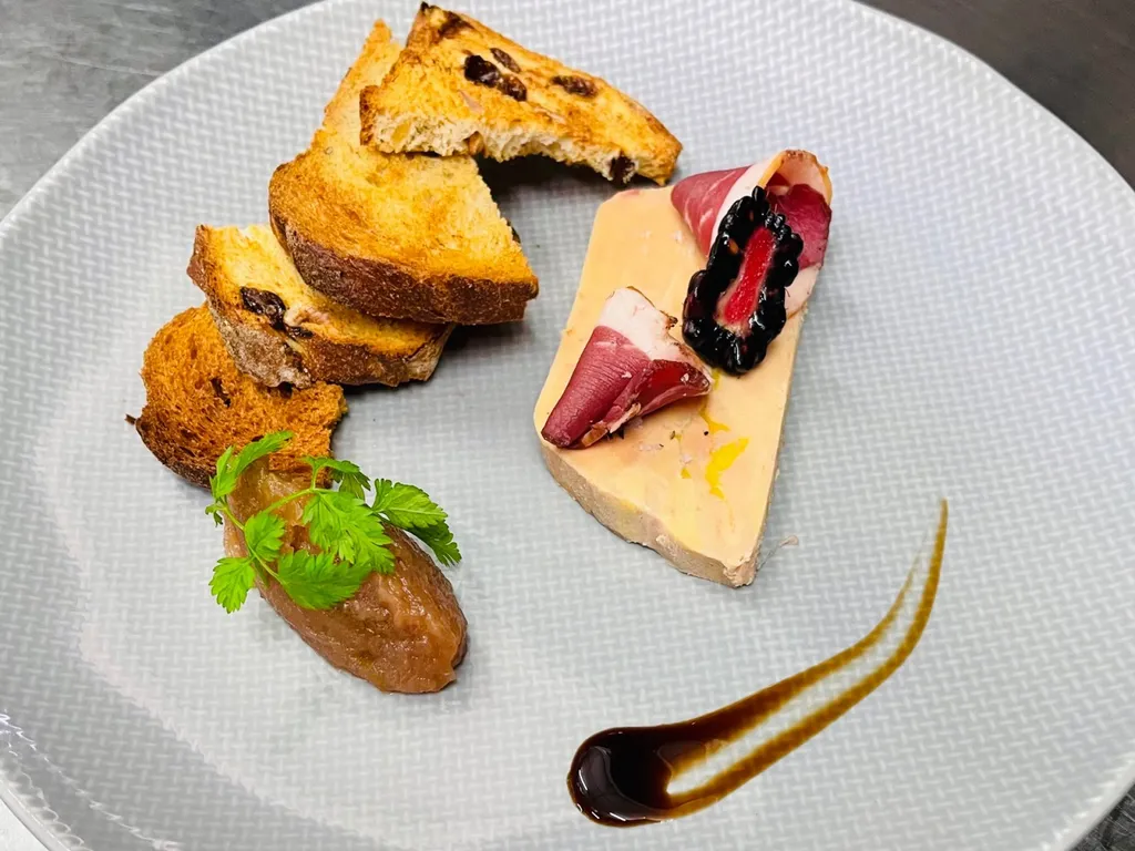 Terrine de Foie Gras de canard maison, confiture pommes oignons et ses tartines croustillantes.