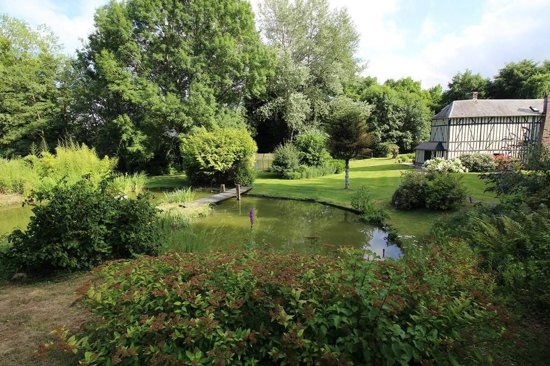 A acheter ensemble immobilier à colombages de 255 m² avec rivière et étang en Normandie