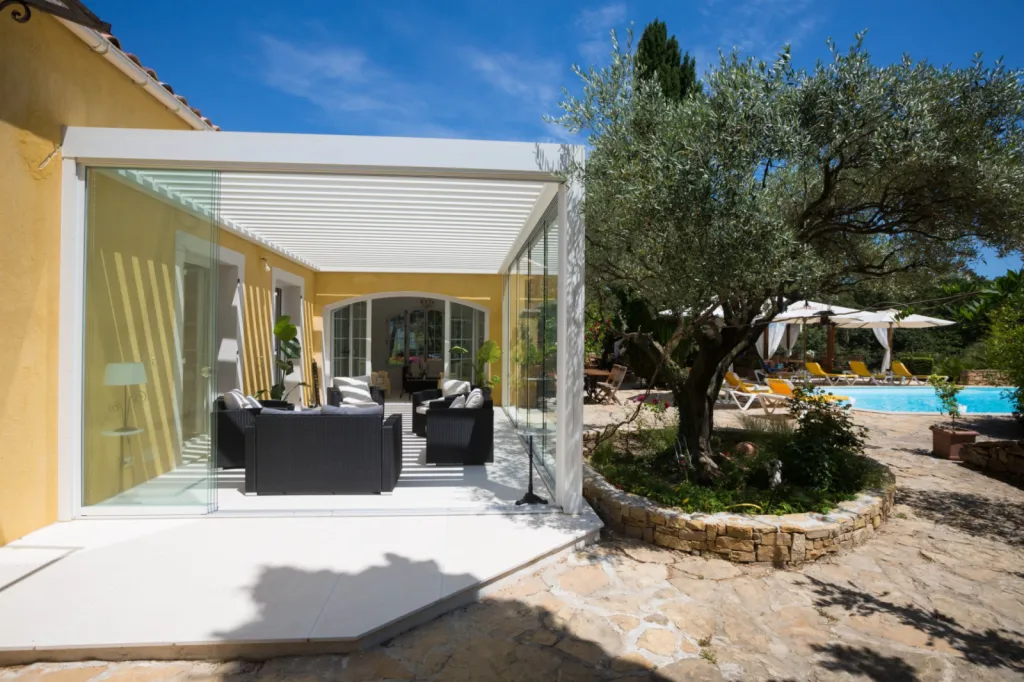 Pose d'une pergola bioclimatique à lames orientables au Beausset dans le Var
