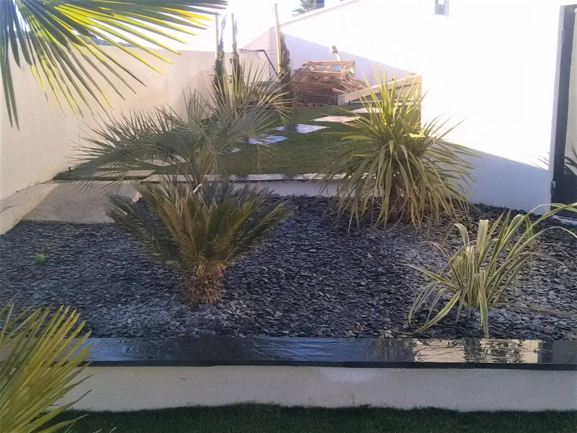 Massif contemporain et paillage d'ardoise 