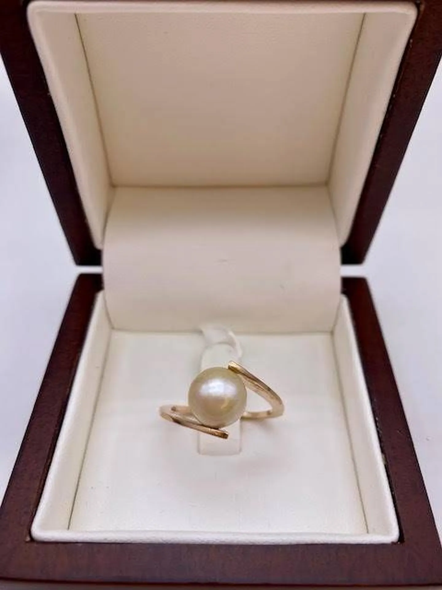 Sublimez Votre Main : Découvrez la Bague en Or et Perle d'Eau de Mer chez Or Ligne à La Teste de Buch en Gironde