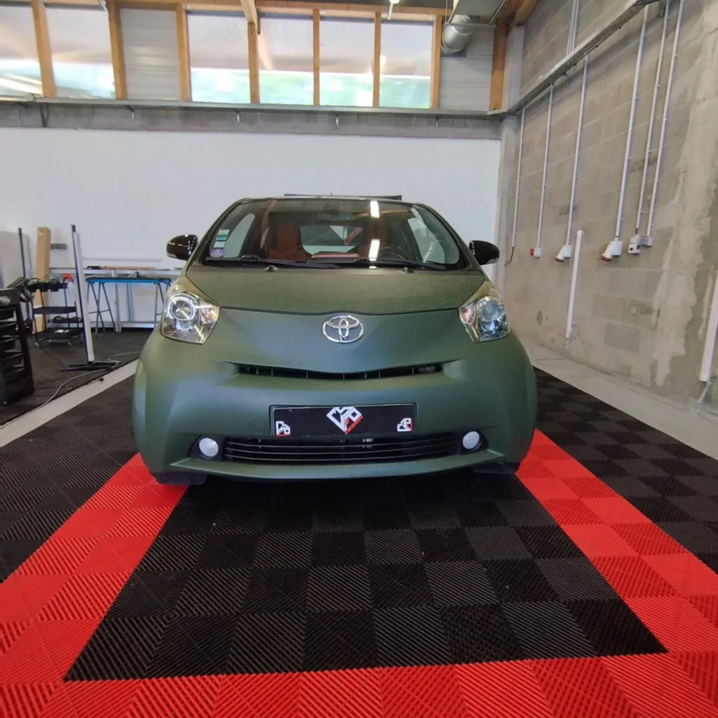 Covering complet 3M mat Military Green avec capot et coffre Shadow Military Green sur Toyota iQ à Clermont-Ferrand