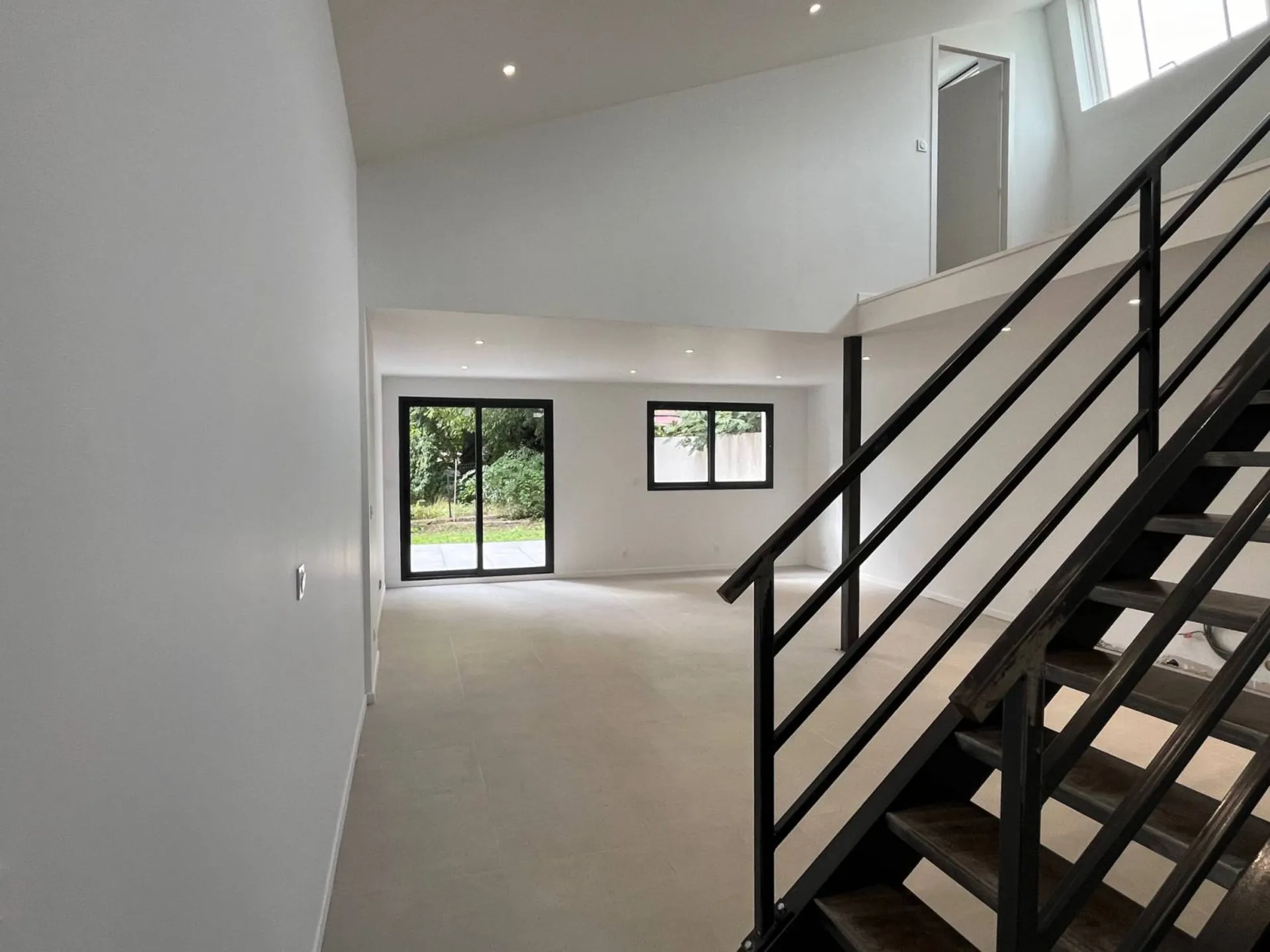 Loft T5 duplex au calme à Vénissieux limite Lyon 8ème avec jardin privatif proche Tramway