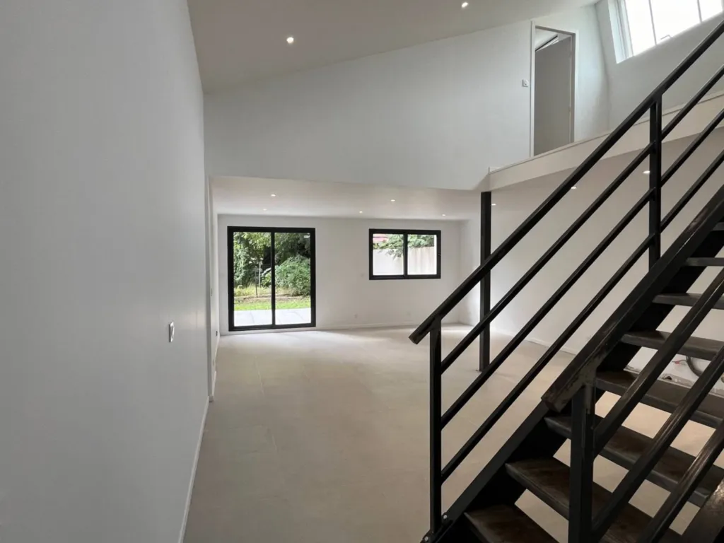 Loft T5 duplex au calme à Vénissieux limite Lyon 8ème avec jardin privatif proche Tramway