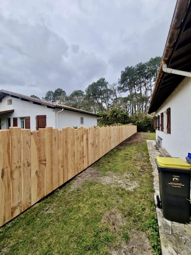 Création clôture en volige esthétique et durable à Gujan-Mestras, bassin d’Arcachon