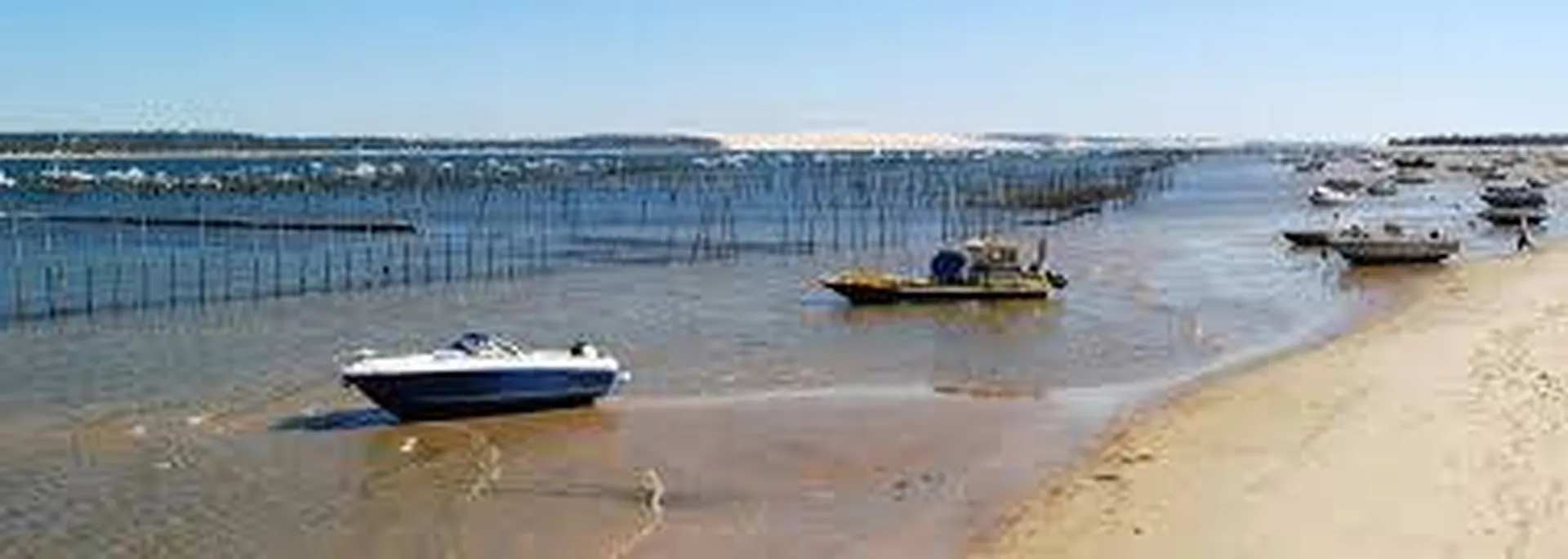 Destination la Presqu'île du Bonheur : le Cap-Ferret et les cabanes tchanquées - Parc à huîtres village Cap-Ferret