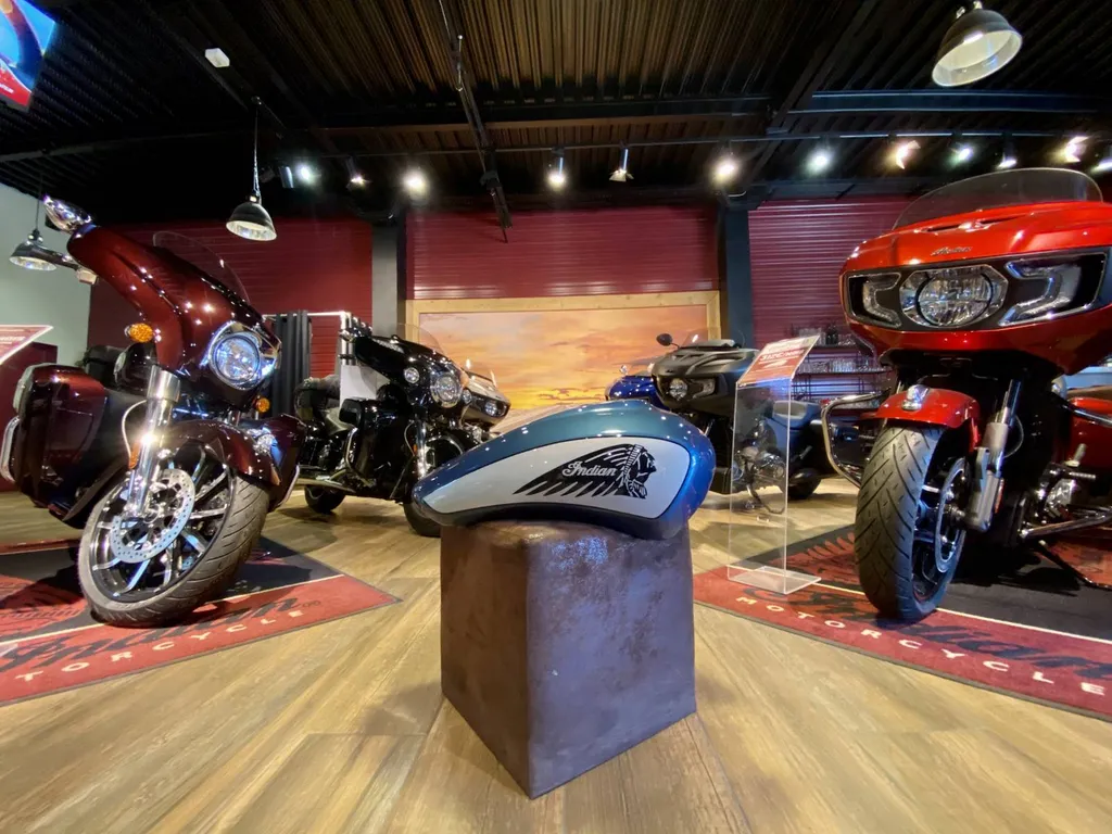 Réparation carrosserie sur réservoir d'essence de moto pour indian motorcycle marseille